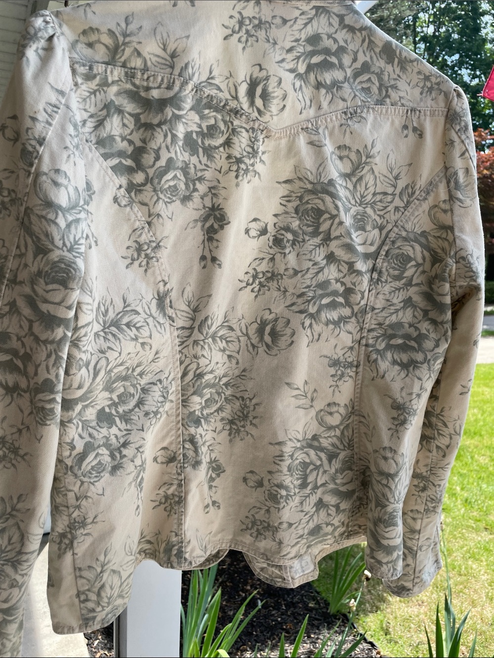 Adorable light Glory Cream Floral Jacket. Great with jeans or dress - Picture 4 of 13